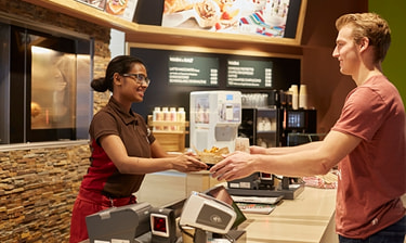 Chickeria Migros Ostschweiz Bedienung eines Kunden Service d'un client, Chickeria Migros Suisse orientale